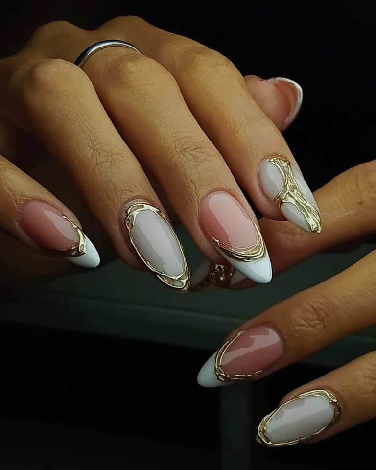 Uñas almendra nude con acentos ovalados enmarcados en dorado