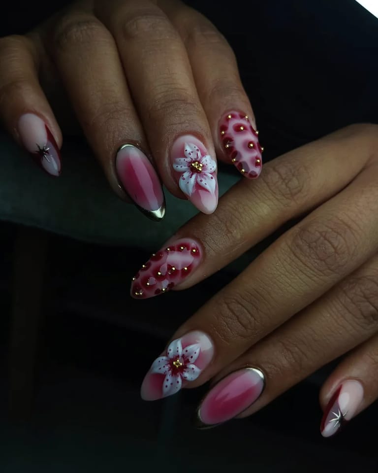 Uñas almendra con arte floral en relieve y cristales rosados