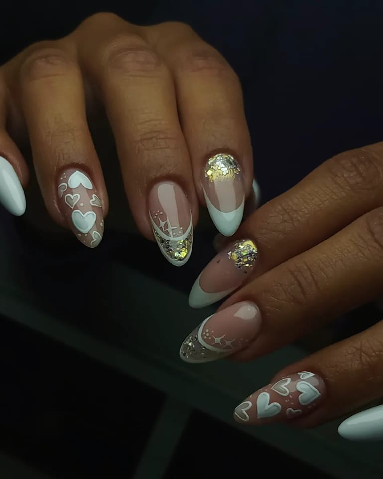 Uñas nude con corazones y detalles en foil dorado