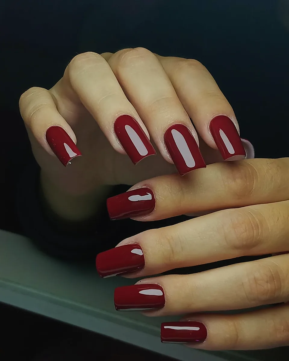 Uñas coffin rojas con acabado glossy espejo