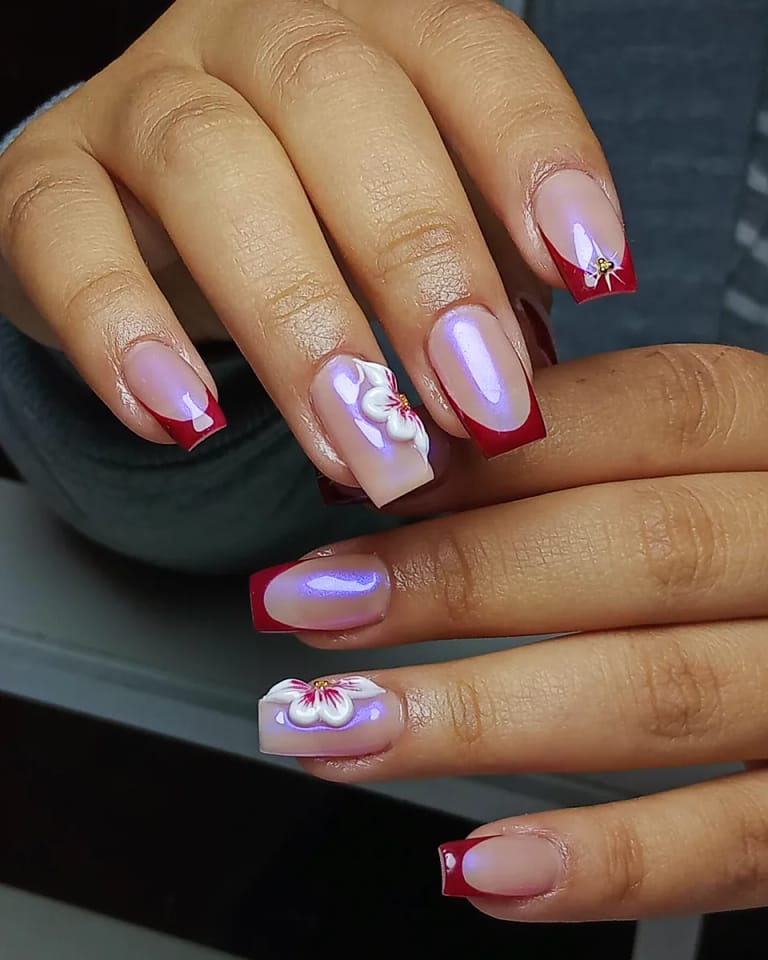 Uñas coffin en rosa cromado y francesa roja con flores