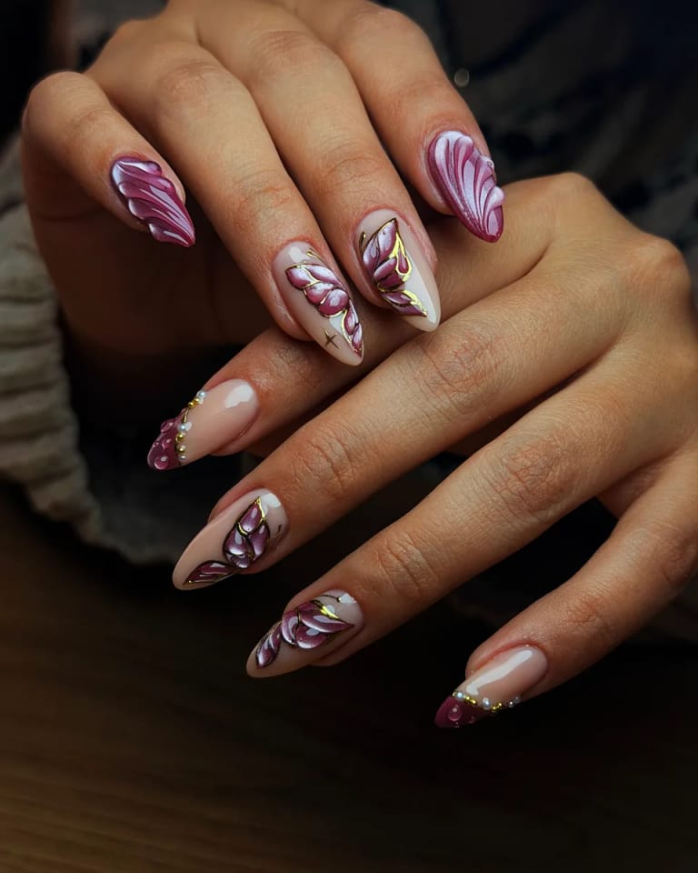 Uñas almendra con efecto mármol en lila y blanco con flores